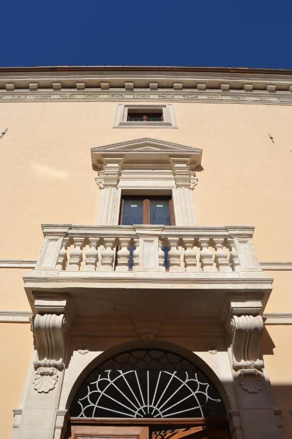 Dimora Manieri Apartment L'Aquila Bagian luar foto